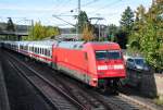 101 007-3 schiebt IC aus dem Bf Remagen in Richtung Bonn - 14.10.2011