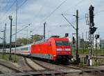 101 011 in frischer roter Lackierung fhrt in den Mannheimer Hbf ein. (29.04.12)