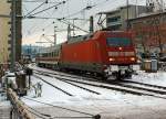 Die 101 142-8 zieht den IC 2370  IC Schwarzwald  am 08.12.2012 von Kontanz in Richtung Hamburg-Altona, hier kurz vor dem B Fischmarkt (km 414,040).