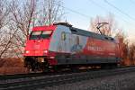 Lokportrait von 101 081-8  CEWE-Fotobuch  am 23.12.2013, als sie bei strhlnd Blauem Himmel als Tfzf durch den Bahnhof von Heitersheim gen Basel fuhr.