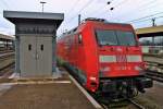 Am 21.02.2014 stand die 101 119-6 abgestellt vor einer 140er, der zur dieser Zeit für DB Fernverkehr gefahren ist, auf Gleis 98 in Basel Bad Bf neben dem Dienstaufzug und wartet darauf, einem neuen Zug vergespannt zu werden.