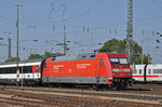 DB Lok 101 112-1, fährt beim Badischen Bahnhof ein.