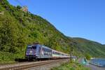 Aufgrund von Bauarbeiten an der linken Rheinstrecke wurde von Ende April bis Anfang Mai auch der gesamte Fernverkehr rechtsrheinisch geführt. So auch der IC 118 von Innsbruck HBF nach Münster. In den vergangenen Jahren stand dieser Zug bei Fotografen hoch im Kurs, wurde er doch von Loks der Baureihe 103 oder von Dispo-Tauri gezogen. Nun erledigt dies eine schnöde 101 - mit Glück aber wenigstens eine Werbelok. So z.B. am 29. April 2017, als die für die Bahn BKK werbende 101 004 eingeteilt war und den Zug nach Münster brachte. Bei Kamp-Bornhofen unter der Burg Liebenfels fuhr sie mir im schönen Abendlicht vor die Linse.