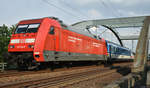 EuroCity mit der 101 105-5 kommend aus Prag, bei der Einfahrt zum Bahnhof Büchen.