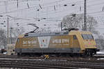 DB Lok 101 071-9 fährt solo beim Badischen Bahnhof ein.