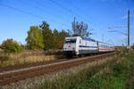 101 057 zog am 16.10.2022 den IC 2213. Aufgenommen bei Teschenhagen.
