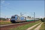 101 102 (9180 6 101 102-2 D-DB)  WIR MENSCHEN SIND ALLE GLEICH!  berraschte mich leider mit dem IC 88  Leonardo da Vinci , Milano Centrale - Mnchen Hbf, bei Ostermnchen. Immerhin wurde der Stromabnehmer nicht kommplet im Masten  versenkt . Im Hintergrund ist die Kirche von Ostermnchen zusehen.
