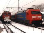 Endlich einige Schneebilder von mir. Hier ein Winterbild mit der 101 004-0 neben einen verschleierde BR 141 auf Bahnhof Bad Bentheim am 28-12-2000 zu sehen. Bild und scan: Date Jan de Vries.