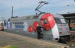 101 144 mit IC 2151 Dsseldorf --> Berlin Gesundbrunnen beim Planhalt mit Fahrtrichtungswechsel in Hamm (Westf.). Der Zugchef bringt dem Tf gerade die Bremszettel. 26.04.2009.