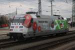 Wartend auf die nchste Leistung steht 101 040-4  Fuball  im Nrnberger Hbf am 11.05.10.