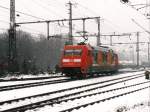 Heute drei Farbvariante der BR 101. Die 101 127-9 whrend einem Schneeschauer auf Bahnhof Bad Bentheim am 28-12-2000. Bild und scan: Date Jan de Vries.