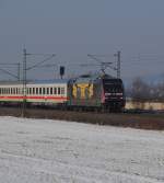 Wir schreiben den 30.01.2011.  Die 101 141  Gegen Hass und Gewalt  zog den IC 2208, whrend hingegen die 101 016  Unicef  den Zug nachschob. So gesehen auf der Frankenwaldbahn. Ich freute mich riesig, weil ich beide bis dahin noch nie fotographieren konnte.