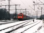 101 127-9 mit IR 2344 IJsselmeer Berlin Ostbahnhof-Schiphol auf Bahnhof Bad Bentheim am 30-12-2000.