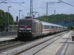 101 141 hatte,am 22.Juni 2011,die Aufgabe den IC 2213 von Binz nach Stuttgart zubespannen.Hier hielt der Zug in Bergen/Rgen.