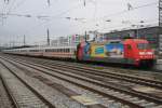 Die 101 001-6 mit Werbung fr Klagenfurt hier am Mnchner Ostbahnhof am 16.04.2012 mit EC 117