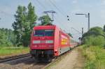 101 001 Rotary schiebt am 10.08.2013 den IC 2208 durch Ebing gen Bamberg.