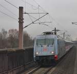 Am 21.12.2013 bespannte die 101 016-4  DERTOUR  einen IC nach Konstanz, als sie am Fotogafen in Baden-Baden vorbei rast.