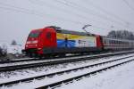 Die neueste Werbelok der DB 101037  Eisenbahner mit Herz .
Über Geschmack lässt sich bekanntlich streiten. Möge jeder selbst entscheiden,
wie gelungen diese Plakatierung ist.
Auf jeden Fall bespannte 101037 am 26.01.2014 den IC 147 nach Berlin und fuhr 
mir um 16.08 Uhr in Westerkappeln Velpe vor die Linse.