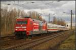 Bei nicht mehr ganz so schönem Wetter kommt DB 101 092  Bernina Express abenteuerliCH  mit IC 2442 Dresden Hbf - Hannover Hbf am 22.02.2014 durch Leipzig-Thekla.