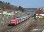 101 092-5  Bernina Express  schiebt am 27. März 2014 den IC 2208 durch Kronach in Richtung Saalfeld.