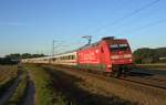 DB Fernverkehr 101 114  D'r Zoch kütt!  mit IC 1029 HH-Altona - Nürnberg Hbf mit ca. 50 Minuten Verspätung bei schon untergehender Sonne (Vehrte, 02.10.15).