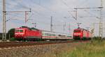 Parallelfahrt zwischen 120 146-6 mit IC und einem Lokzug bestehend aus 152 044-4 und 152 098-0.