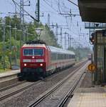 Nach einem ergiebigen Regenguss kam als erster Zug ein IC mit 120 145-8 davor aus Richtung Hannover Hbf. durch Dedensen-Gümmer. Aufgenommen am 29.07.2015.