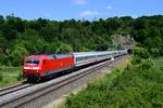 Auch der IC 1284 von München HBF nach Flensburg wurde am 18. Juni 2017 über das Altmühltal umgeleitet. Am Esslinger Tunnel konnte ich 120 103 mit diesem Zug ablichten. Besonders interessant sind die beiden ersten Wagen hinter der Lok. Es handelt sich dabei um einen Bimz259 und einen Bimz264 - Wagen dieser Gattung sollten eigentlich mit Jahresende 2016 ihren Dienst quittiert haben.