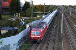 120 103-7 als verspäteter IC 1962 (Linie 50 MDV) von Berlin Hbf (tief) nach Köln Hbf passiert den Abzweig Thüringen (At). Aufgenommen von der Brücke Dieselstraße in Halle (Saale). [3.10.2017 | 17:54 Uhr]