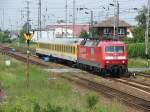 120 502 verlsst, mit RailLab 1 im Schlepp, gerade Stralsund in Richtung Greifswald. (29.05.07)