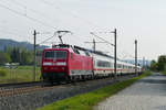 25. April 2017, IC 2302 München - Berlin fährt durch Küps. Die führende Lok ist 120 127, 120 103 schiebt nach.