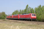 120 159-9 biegt mit einem Lokzug, bestehend aus 9 Loks der Baureihe 101 und einer weiteren 120 in die südl. Umfahrung des Rangierbahnhofs München Nord ein, 25.04.2020