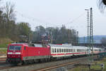 03. April 2017, IC 2302 München - Berlin fährt durch den Bahnhof Kronach. Zuglok ist 120 133, 101 115 schiebt nach.