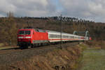 20. März 2009, Lok 120 135 läuft am Schluss von IC 73932 München - Berlin. Fotografiert am Übergang Unterlangenstadt.