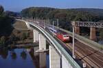 120 125 mit IC nordwärts auf der Fuldabrücke bei Kragenhof am 28.7.1991. Im Hintergrund die Brücke der Strecke nach Eichenberg.