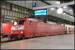 120 117 steht mit einem ICE-Ersatzzug nach Kassel in Stuttgart Hbf zu Abfahrt bereit.