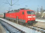 E 120 131-8 setzt sich vor den IC in Itzehoe, der gerade von zwei 218 aus Westerland gebracht wurde.(Jan. 2004)