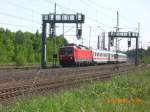 Am 12.05.08 durcheilt eine Lok der Baureihe 120 mit ihrem IC Muldenstein Richtung Berlin.