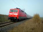Am 8.11.2008 wurde der IC Berlin-Erfurt umleitungsbedingt ber die KBS 595 Erfurt-Sangerhausen gefhrt. 120 138 ist hier auf dem eingleisigen Abschnitt zwischen Artern und Smmerda unterwegs. 