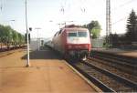 120 119-3 mit dem IC  Alpenland  im Bahnhof Eschwege West. Ziel des IC war Obersdorf. Sommer 1995. Foto-Scan.