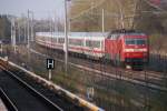 BERLIN, 07.04.2009, 120 134-2 hinter einem IC nach Berlin Hauptbahnhof auf Vorbeifahrt am S-Bahnhof Lichterfelde Süd  