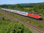 120 141-7 schob am 13.6.2009 den IC 2152 nach Erfurt durch Naumburg (Saale).