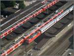 Blick von der ffentlichen Panoramaplattform auf dem Dach des Hochhauses KlnTriangle auf den Bahnhof Kln-Deutz am 28.09.2008 um 11:51 Uhr.