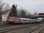 Die 120 117  am 23.02.2009 mit einem ICE Ersatzzug bei der Durchfahrt in Hochstadt.