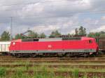 Die 120 102-9 wartet auf dem DB AutoZug1450 von Sassnitz/Mukran Fhrhafen nach Suttgart/Kornwestheim im Cargo-Bahnhof Rostock-Seehafen.(04.06.05)