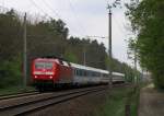 120 131-8 kommt hier mit dem EC 341  Wawel  (Hamburg-Altona -> Krakow Glowny) durch Bestensee gedonnert. Nchster Halt ist Lbben/Spreewald. 01.05.2010