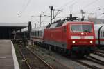120 145 zog am 08.05.2010 einen ICE Ersatzzug von Hannover HBf nach Mnchen HBF hier in ihrem Startbahnhof.