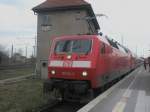 Hier 120 134-2 mit einem Pbz von Leipzig nach Berlin, dieser Zug stand am 8.4.2010 in Halle (Saale) Hbf.
