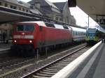 Baureihe 120 132-6 ist mit ihrem InterCity in Bielefeld angekommen und wartet auf die Weiterfahrt nach Berlin Ostbahnhof.