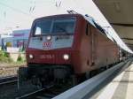 120 155-7 wartet mit einem InterCity auf die Weiterfahrt. Aufgenommen am 23.06.2010 in Bielefeld.